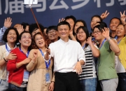 “是马老师吗？”马云夜骑西湖被网友偶遇，同款自行车卖1.85万元，近期已多次在杭州露面