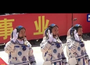 神舟二十二号载人飞船返回舱成功着陆 神舟二十一号航天员乘组凯旋