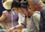“金价又发疯”上热搜！国际金价深夜再创新高，足金饰品已冲到761元/克，有人9个月赚了10万元，接下来还能涨吗？