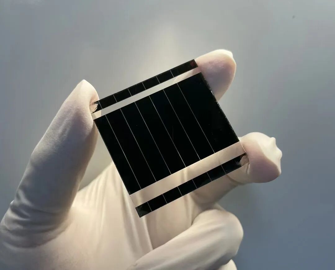 我国科学家揭开制约钙钛矿太阳能电池效率的关键物理“黑箱”